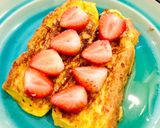Hình bước làm 2 của món French toast - 2 Cách ăn sandwich với dâu tây cho bữa sáng nhanh gọn