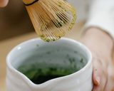 Foto del paso 2 de la receta: Té matcha con leche y canela