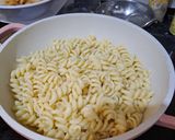 Foto langkah ke 2 dari resep Makaroni Spiral Carbonara Keju.