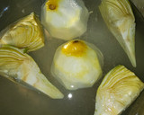 Foto del paso 1 de la receta: Estofado de alcachofas, patatas y langostinos