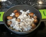 Foto del paso 2 de la receta Sepia con shitakes y porto bello con mojo de cilantro y pistachos