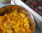 Foto del passaggio 1 della ricetta Marmellata di pesche fatta in casa