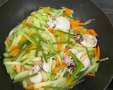 Hình bước làm 5 của món Mực xào su hào carrot