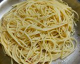 A picture of step 3 of Garlic Spaghetti.