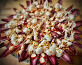 Foto del paso 4 de la receta: Ensalada de endivias rojas con salsa de queso azul