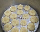 Foto langkah ke 5 dari resep Kue Semprit No Mixer No Oven.