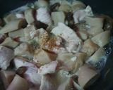 รูปขั้นตอนการทำที่ 3 ของ หมูผัดเห็ด