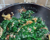 Foto langkah ke 3 dari resep Oseng Daun Pepaya Jepang.