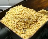 Foto langkah ke 2 dari resep Coklat Beng Beng Kacang Tanah dan Corn Flakes (197).