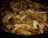 Foto del paso 8 de la receta: Papas rústicas, tiras de carne, jamón, huevo, queso y cebollas