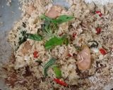 รูปขั้นตอนการทำที่ 4 ของ ข้าวผัดใบกระเพราแหนมไก่