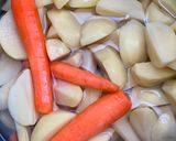 Une image de l'étape 1 de Pilons de poulet et pommes de terre au four.