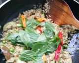รูปขั้นตอนการทำที่ 5 ของ ข้าวผัดพริกแกงเขียวหวานไก่
