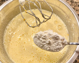 Foto del paso 4 de la receta: Bizcocho de naranja con pepitas de chocolate