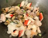 Foto langkah ke 2 dari resep Kwetiaw Seafood Goreng.