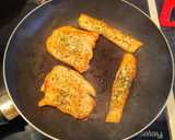 Foto del paso 2 de la receta: Escalopines de salmón a la plancha con ajo y perejil / Receta 200