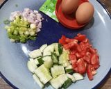 Foto langkah ke 2 dari resep Scramble Egg Tomat Timun.