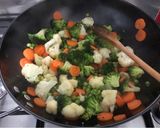 Thai csirke zöldségekkel és szójaszósszal recept fázis 4 fotója