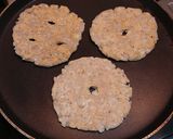 A picture of step 9 of Sabudana Thalipeeth.