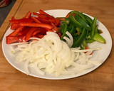Foto del paso 1 de la receta: Tostas con pollo, cebolla y pimientos