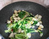 Foto langkah ke 5 dari resep Tumis Bakso Ikan Caisim / Sawi Hijau.