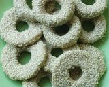 Foto langkah ke 8 dari resep Donat Pisang Wijen Isi Coklat.