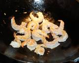 Foto del paso 3 de la receta CAMARONES CON FIDEOS CHINOS Y VAINAS DE ARVEJAS TIERNAS. JON STYLE