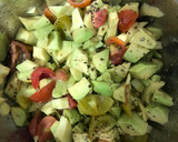 Foto del paso 2 de la receta: Tartar de salmón sobre aguacate y tomates cherry