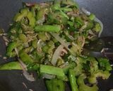 Foto langkah ke 3 dari resep Tumis pare teri.