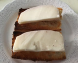 Foto del paso 1 de la receta: Tosta de queso murciano al vino con aceite de trufa y vinagre de frutas del bosque