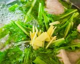 Hình bước làm 3 của món Sườn Heo Nấu Cải Xanh Đuôi Phụng