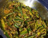A picture of step 6 of Bhindi capsicum sabji.