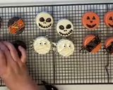 A picture of step 5 of Halloween Chocolate Covered Oreos.
