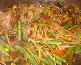 Foto del paso 3 de la receta: Fideos de arroz salteados con vegetales