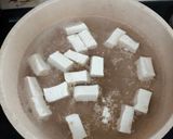 Foto langkah ke 2 dari resep Sup Bening Tahu Telur.