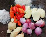 Foto langkah ke 2 dari resep Seblak mie kerupuk sosis telur pakcoy 🥰😂🤣.
