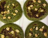 A picture of step 5 of Banana spinach pancakes with peanuts.