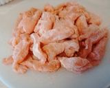 Paprikás lisztbe forgatott csirkemell csíkok recept fázis 1 fotója