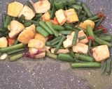 Foto langkah ke 3 dari resep Tumis Bunga Bawang Tofu.
