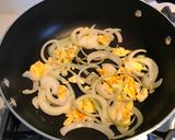 A picture of step 1 of Pan fry instant noodles with vegetables.
