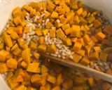 Foto del paso 3 de la receta: Porotos blancos con zapallo y choclo