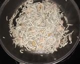 Foto del paso 1 de la receta: Huevos rotos con gulas y gambas