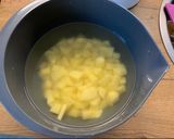 Tejfölös- kolbászos burgonyaleves kicsit másképp🥔🍜 recept fázis 2 fotója