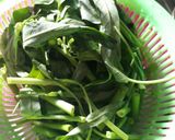 Foto langkah ke 1 dari resep Tumis kangkung telur puyuh saus tiram.