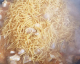 Foto del paso 5 de la receta: Fideos con pollo y salchichas