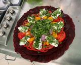Une image de l'étape 13 de Salade de betteraves rouges aux deux tomates, oignon rouge et mozzarella.