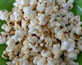 Foto langkah ke 2 dari resep Popcorn Manis.