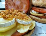 Foto del paso 5 de la receta: Lomo-burger con manzana, queso de cabra y salsa Hoisin