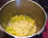 Foto del paso 2 de la receta: Crema de puerros con almendras