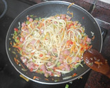 Foto del paso 3 de la receta: Salteado de pasta con mortadela y verduras